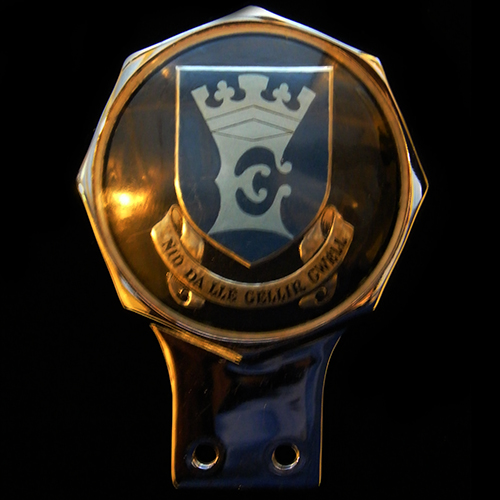 nid da lle gellir gwell Car Badge